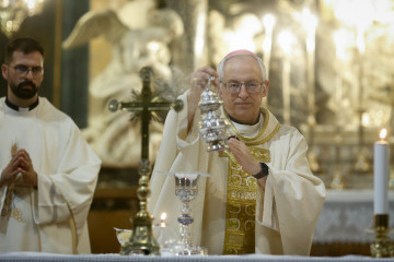 Archivo - El  obispo de Lugo, Alfonso Carrasco, durante una misa, a 1 de agosto de 2024, en Lugo, Galicia (España). El obispo de Lugo ha convocado hoy a tener un gesto especial de adoración ante la 