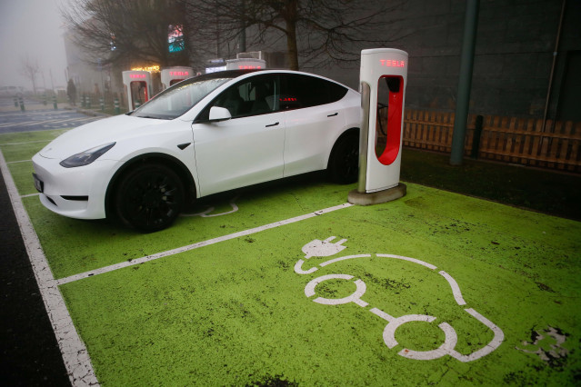 Archivo - Un vehículo en un punto de carga en una electrolinera, a 18 de diciembre de 2023, en Lugo, Galicia (España). La Asociación Española de Fabricantes de Automóviles y Camiones (ANFAC) estima que hay 25.180 puntos de Recarga de Acceso Público en Esp