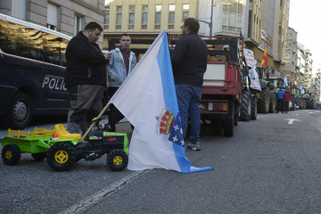 Tractores de ganaderos en el centro de Ourense, a 29 de diciembre de 2025, en Ourense, Galicia (España). Una tractorada de ganaderos colapsa el centro de Ourense este lunes, en el entorno de la Subde