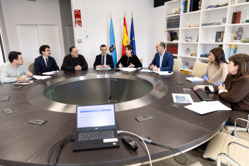 La conselleira de Economía e Industria, María Jesús Lorenzana, aborda con la mesa de diálogo social la tramitación de los planes directores para los sectores industriales