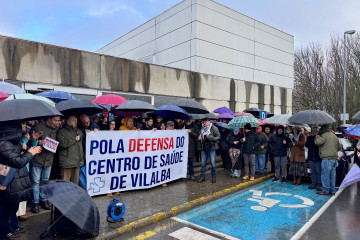 Concentración ante el centro de salud de Vilalba (Lugo) por una atención sanitaria digna