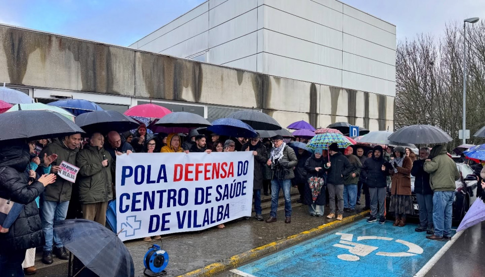 Concentración ante el centro de salud de Vilalba (Lugo) por una atención sanitaria digna