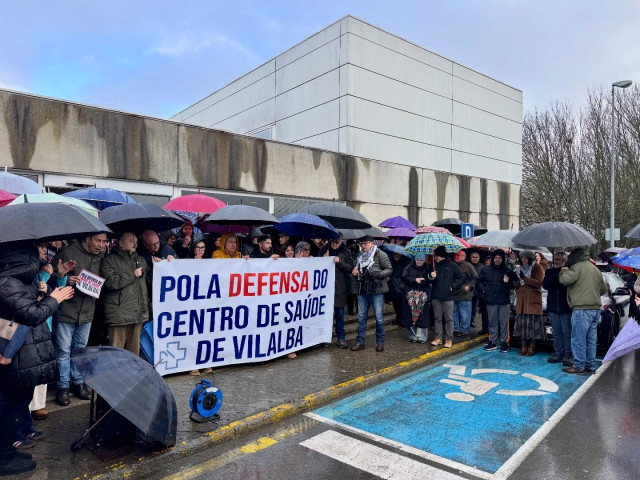Concentración ante el centro de salud de Vilalba (Lugo) por una atención sanitaria digna