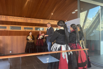 López Campos, junto con las Pandereteiras Xacarandaina