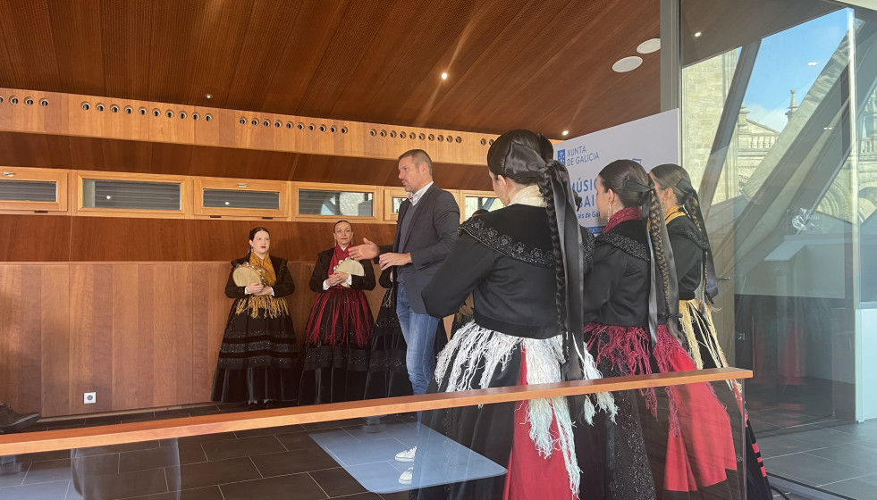 López Campos, junto con las Pandereteiras Xacarandaina