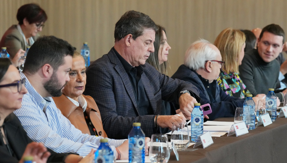 El secretario general del PSdeG y portavoz del Grupo Socialista en el Parlamento de Galicia, José Ramón Gómez Besteiro (c), durante la reunión del Comité Nacional del Partido Socialista de Galici