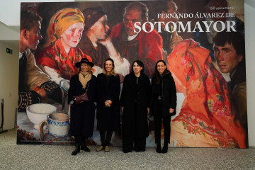 Lorenzana visita la exposición de Fernando Álvarez de Sotomayor, ubicada en la Fundación Barrié