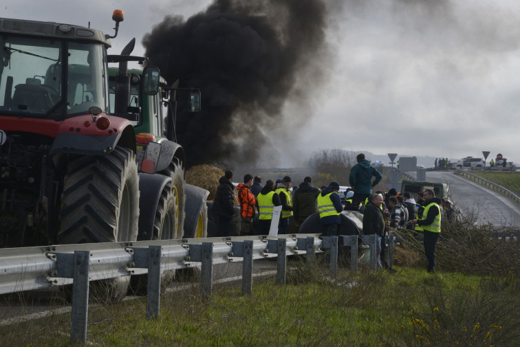 Los tractoristas mantienen el corte en la A-52 en protesta por el acuerdo UE y Mercosur