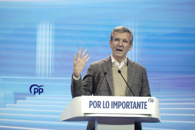 El presidente de la Xunta de Galicia, Alfonso Rueda, interviene durante el acto de clausura de la 28 Interparlamentaria del PP.
