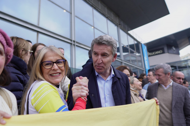 Feijóo y Rueda se reúnen con un grupo de venezolanos al término del acto de clausura de la 28 Interparlamentaria del PP.