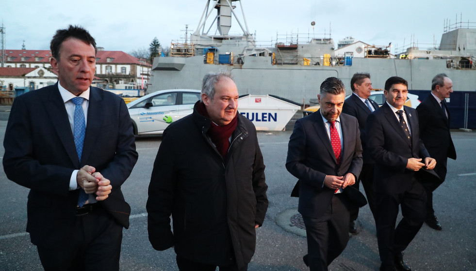 El ministro de Industria y Turismo, Jordi Hereu (2i), y el delagado del Gobierno en Galicia, Pedro Blanco (1d), durante una visita al astillero de Navantia, a 12 de enero de 2026, en Ferrol