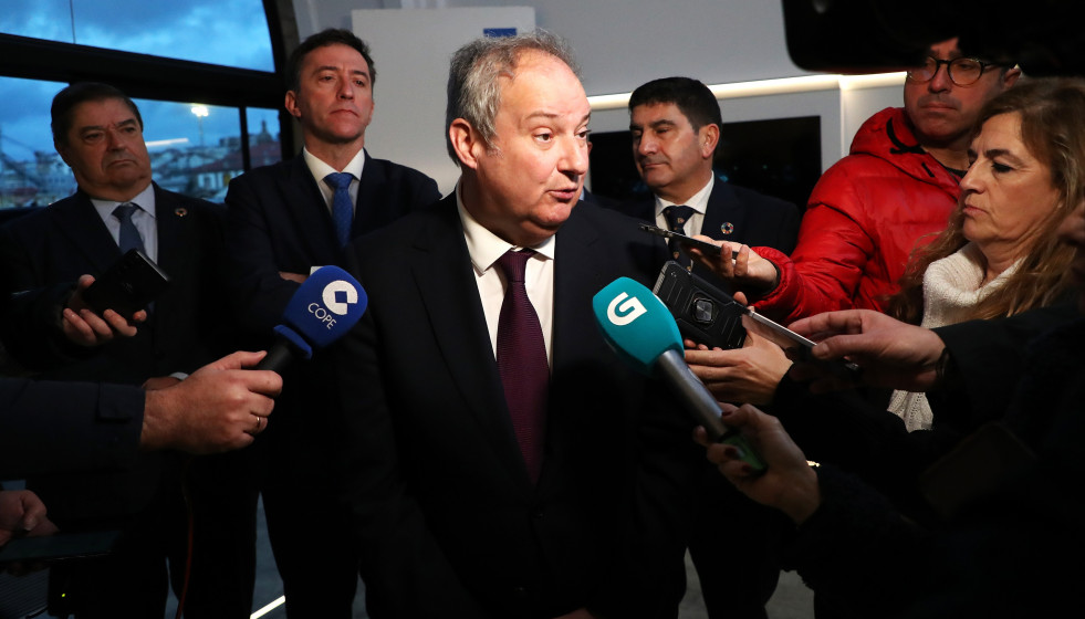 El ministro de Industria y Turismo, Jordi Hereu, atiende a los medios durante una visita al astillero de Navantia, a 12 de enero de 2026, en Ferrol.