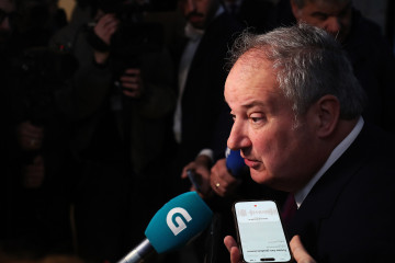 El ministro de Industria y Turismo, Jordi Hereu, atiende a los medios durante una visita al astillero de Navantia, a 12 de enero de 2026, en Ferrol