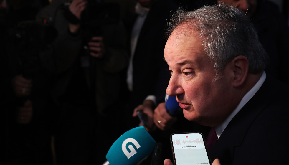 El ministro de Industria y Turismo, Jordi Hereu, atiende a los medios durante una visita al astillero de Navantia, a 12 de enero de 2026, en Ferrol