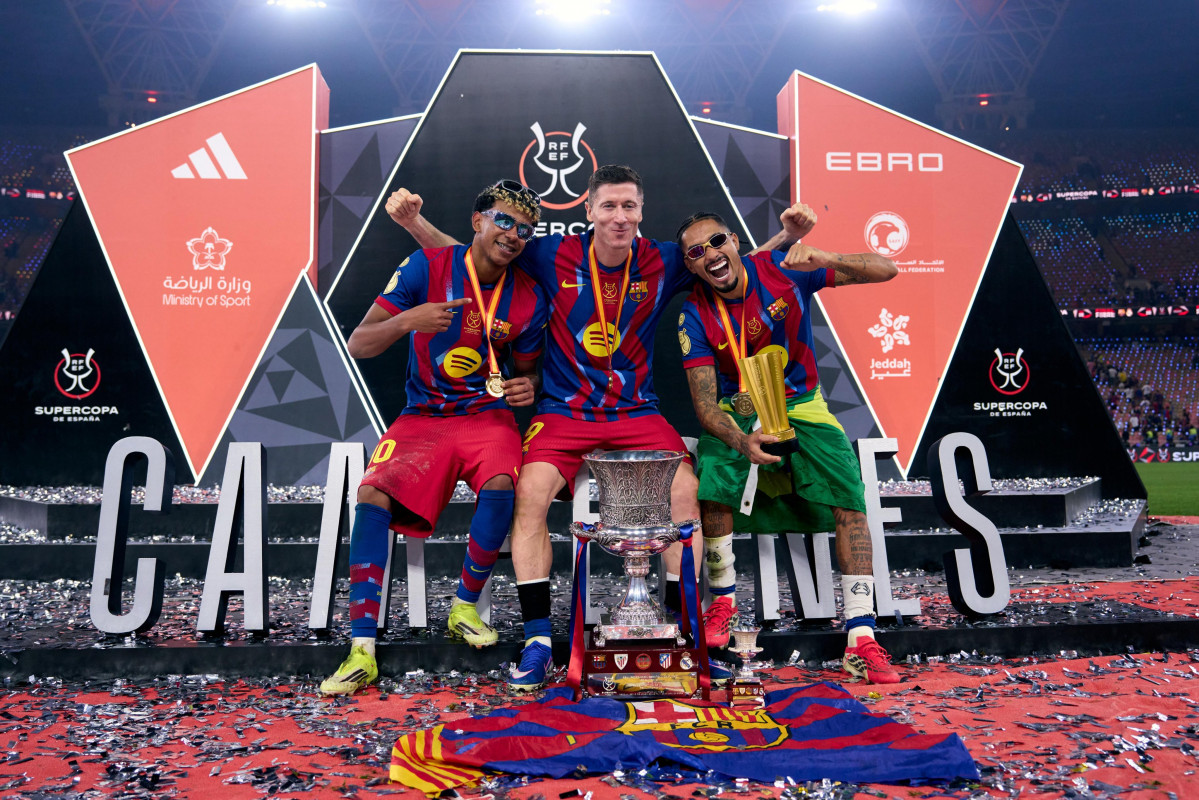 Lamine Yamal, Lewandoski y Rafinha celebran la Supercopa 2026 del FC Barcelona