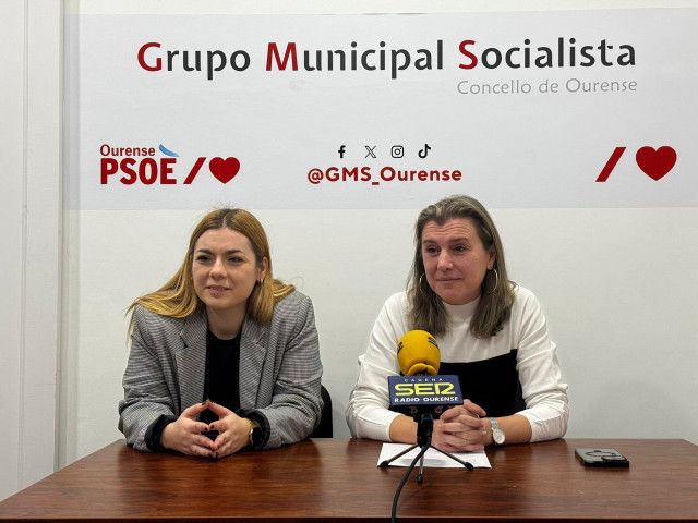 La portavoz del Grupo Municipal Socialista de Ourense, Natalia González, ofrece una rueda de prensa en la oficina del partido para tratar asuntos de actualidad, acompañada de la concejala socialista en el Ayuntamiento de Ourense Alba Iglesias