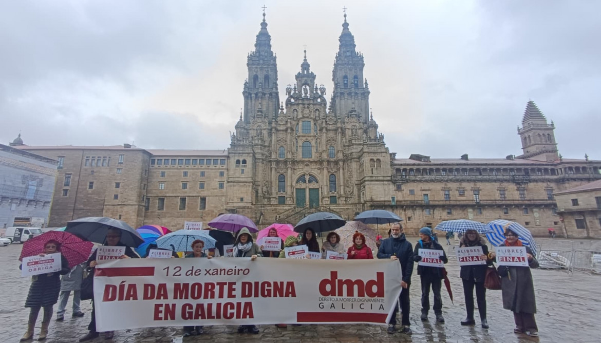 Manifestantes de la organización Derecho a Morir Dignamente (DMD)