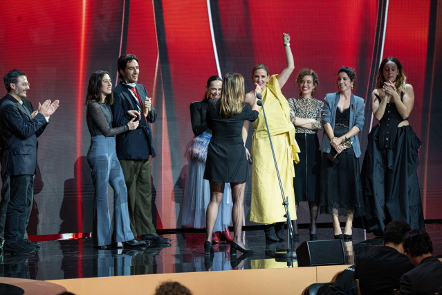Archivo - El equipo de 'Salve María' recoge el premio a Mejor película dramática durante la gala de entrega de los Premios Feroz 2025, en el Pazo da Cultura, a 25 de enero de 2025, en Pontevedra, Galicia (España). Los Premios Feroz son entregados de maner