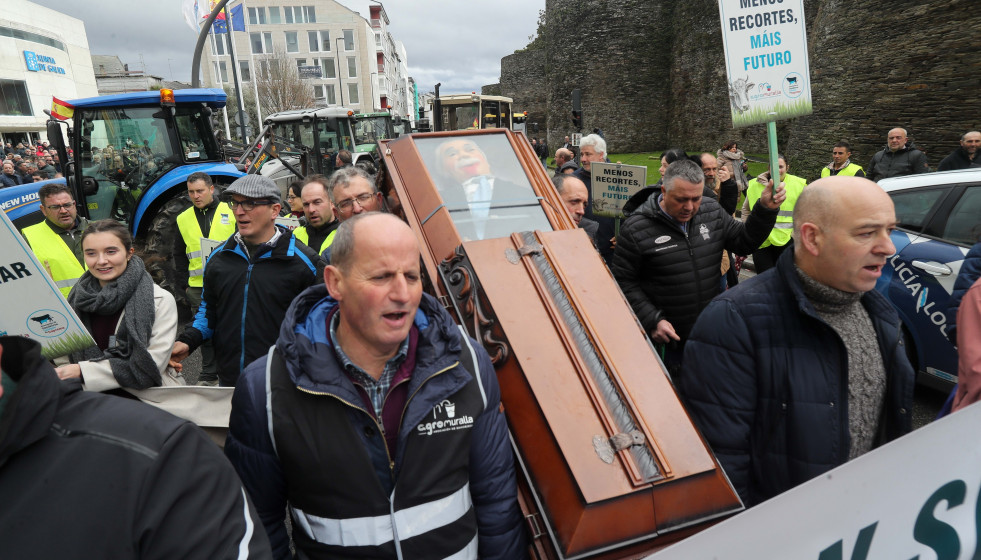 Manifestantes  durante una tractorada en contra del acuerdo alcanzado de Mercosur, a 12 de enero de 2026, en Lugo, Galicia (España). Productores de lácteos y carne se movilizan en la serie de protes
