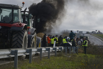 Agricultores y ganaderos cortan la A-52 con tractores y rollos de paja en Xinzo de Limia, Ourense, Galicia (España).