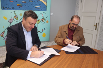 El presidente de la Real Academia Galega, Henrique Monteagudo, y el presidente de la Diputación de A Coruña, Valentín González Formoso, firman el convenio de colaboración entre entidades