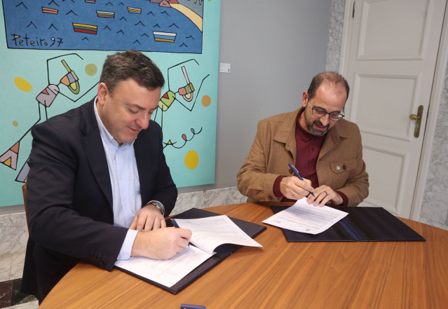 El presidente de la Real Academia Galega, Henrique Monteagudo, y el presidente de la Diputación de A Coruña, Valentín González Formoso, firman el convenio de colaboración entre entidades