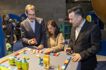 La alcaldesa de A Coruña, Inés Rey, visita el nuevo espacio de la Domus para el público infantil