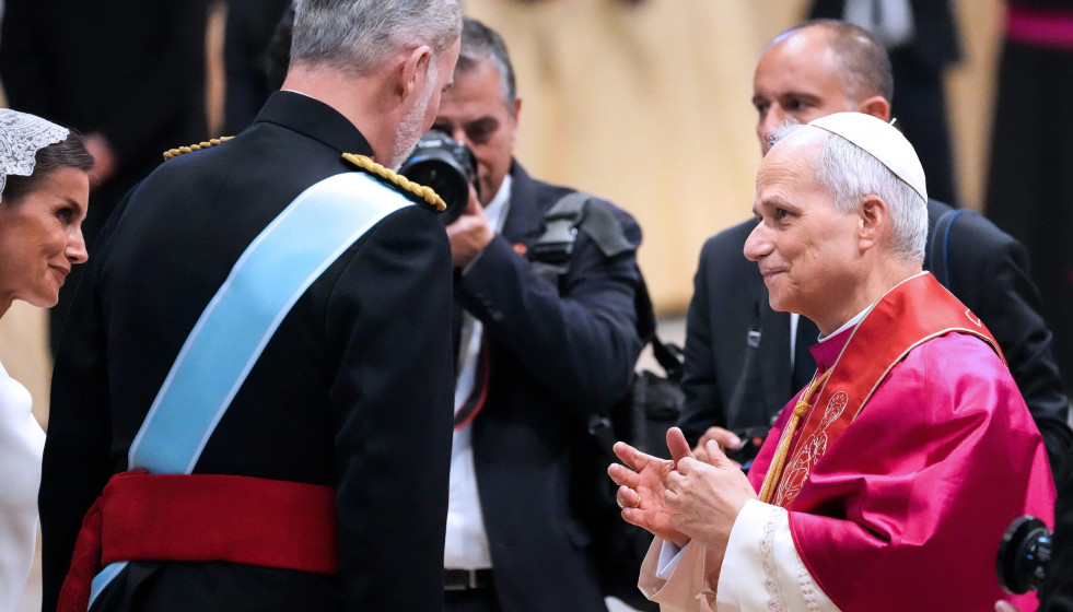 Archivo - (I-D) La Reina Letizia y el Rey Felipe VI saludan al Papa León XIV tras la misa de inicio de su Pontificado, en la plaza de San Pedro, en la plaza de San Pedro, a 17 de mayo de 2025, en Ciu