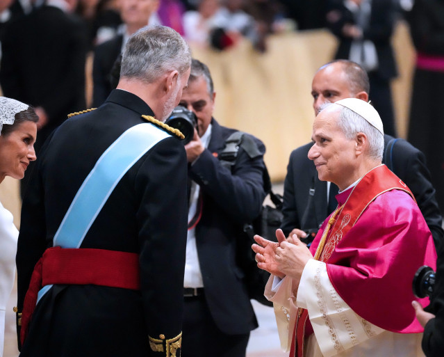 Archivo - (I-D) La Reina Letizia y el Rey Felipe VI saludan al Papa León XIV tras la misa de inicio de su Pontificado, en la plaza de San Pedro, en la plaza de San Pedro, a 17 de mayo de 2025, en Ciudad del Vaticano. Con esta ceremonia se marca el inicio