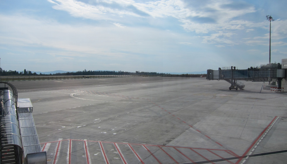 Archivo - Pista de la nueva terminal del aeropuerto de Lavacolla