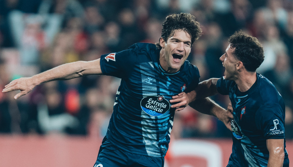 Marcos Alonso celebra su gol de penalti ante el Celta