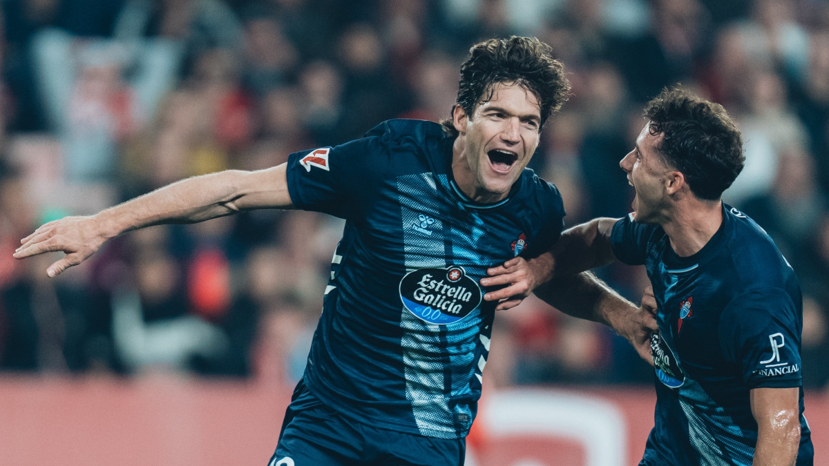 Marcos Alonso celebra su gol de penalti ante el Celta