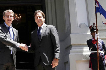 Feijóo aprenado la mano al presidente de Uruguay Lacalle durante la visita en la que apremió la firma del tratado de libre comercio entre la UE y Mercosur