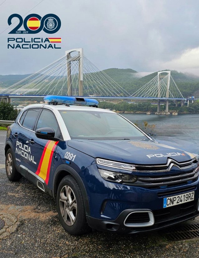 Policía Nacional de Vigo ante el puente de Rande