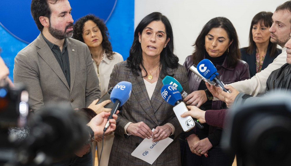 La secretaria xeral del PPdeG, Paula Prado, junto a la presidenta provincial del PP de Lugo, Elena Candia, comparece ante los medios