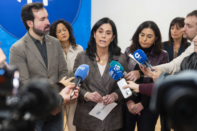 La secretaria xeral del PPdeG, Paula Prado, junto a la presidenta provincial del PP de Lugo, Elena Candia, comparece ante los medios