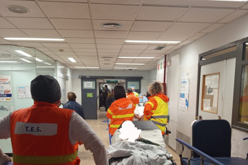 Pacientes en los pasillos de Urgencias del CHUS en Santiago en una foto de la Asociación de Pacientes e Usuarios del hospital