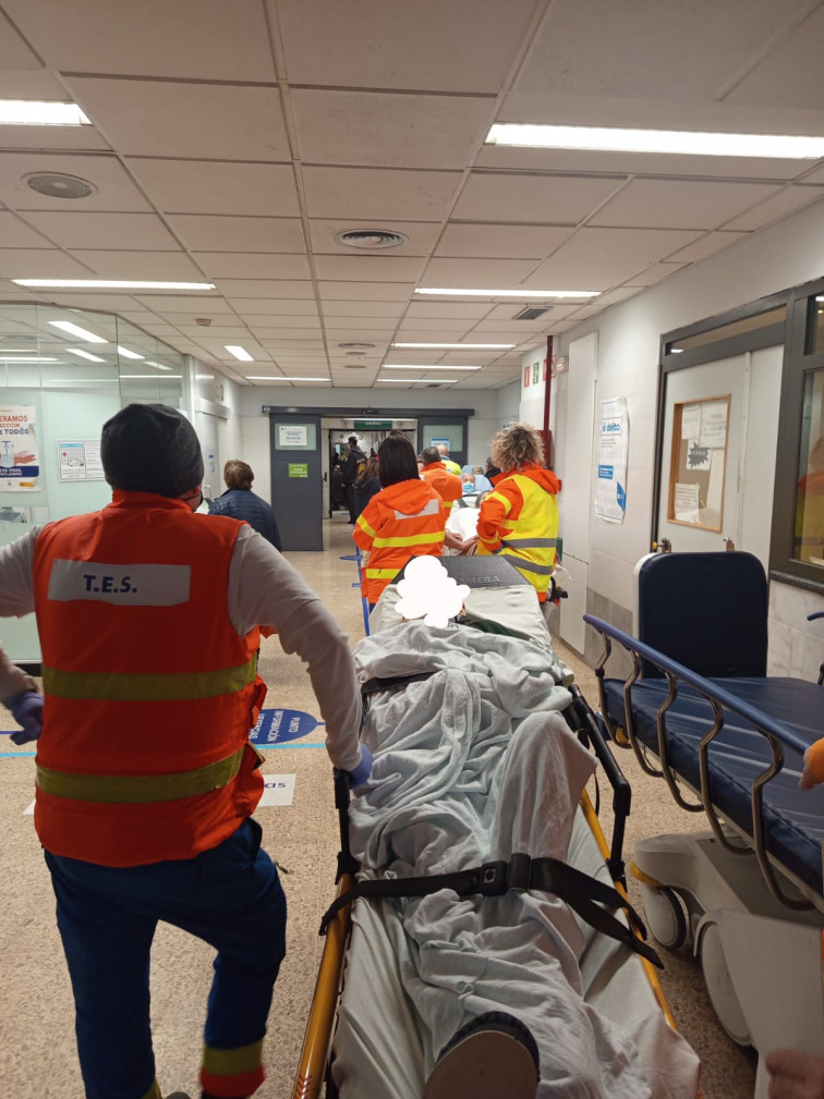 Atasco en urgencias: pacientes pasan días en pasillos en A Coruña y en Santiago, donde el SERGAS cancela cirugías