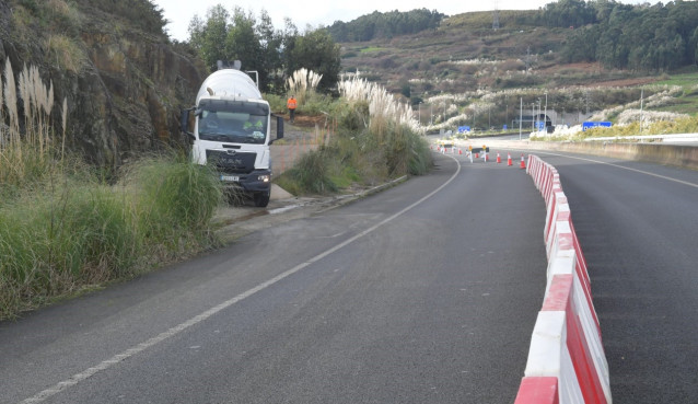 Paso alternativo de camiones por las obras del acceso ferroviario al puerto exterior de A Coruña