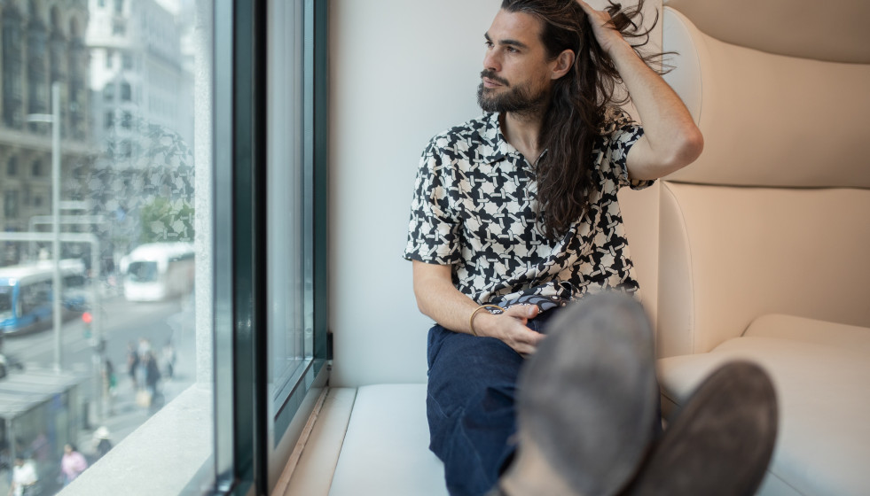 Archivo - El director y guionista Oliver Laxe, durante una entrevista para Europa Press con el cineasta Oliver Laxe y el actor Sergi López por la película 'Sirat', premiada en el Festival de Cannes,
