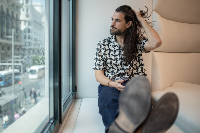 Archivo - El director y guionista Oliver Laxe, durante una entrevista para Europa Press con el cineasta Oliver Laxe y el actor Sergi López por la película 'Sirat', premiada en el Festival de Cannes, en el Espacio Movistar, a 2 de junio de 2025, en Madrid