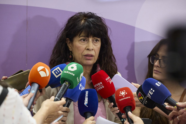 Archivo - La ministra de Igualdad, Ana Redondo, ofrece declaraciones a los medios tras presidir el Comité de Crisis del Ministerio de Igualdad, en el Ministerio de Igualdad, a 10 de julio de 2025, en Madrid (España). El Ministerio de Igualdad ha reunido a