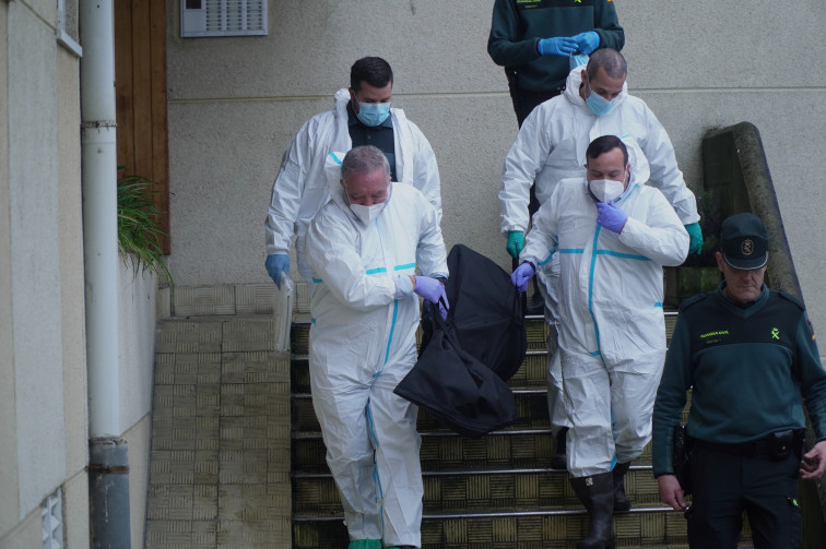 Una montaña de basura acumulada en una vivienda de Oleiros dificulta la retirada de un cadáver