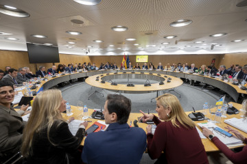 La consejera de Economía de la Comunidad de Madrid, Rocío Albert (i), durante el Consejo de Política Fiscal y Financiera (CPFF), a 14 de enero de 2026, en Madrid (España). Durante la reunión del 