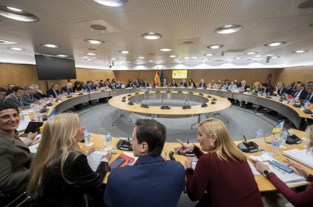 La consejera de Economía de la Comunidad de Madrid, Rocío Albert (i), durante el Consejo de Política Fiscal y Financiera (CPFF), a 14 de enero de 2026, en Madrid (España). Durante la reunión del Consejo de Política Fiscal y Financiera (CPFF), la ministra