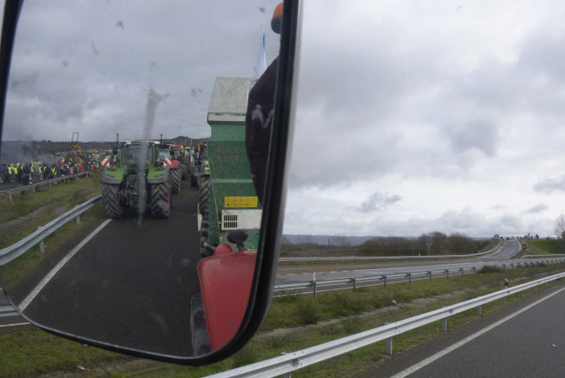 Agricultores y ganaderos cortan la A-52 con tractores y rollos de paja en Xinzo de Limia, Ourense, Galicia (España).