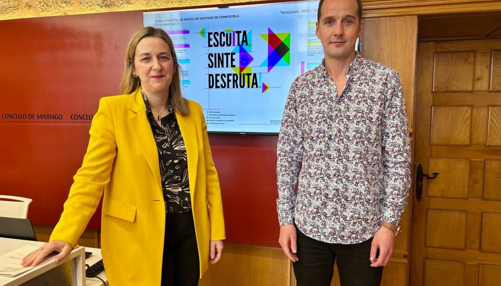 La concejala de Capital Cultural, Miriam Louzao, y el director de la banda, David Fiuza