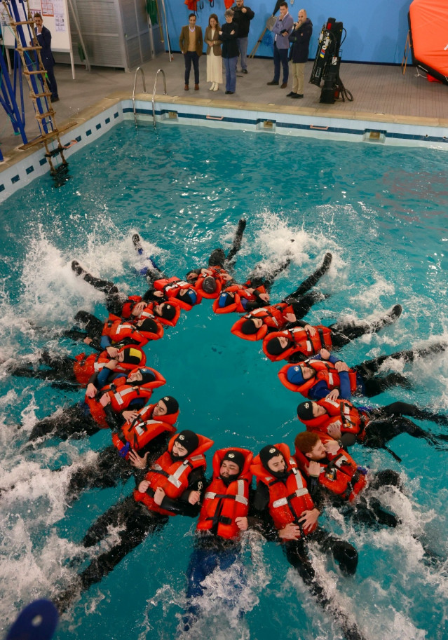 La conselleira do Mar, Marta Villaverde, visita el desarrollo del curso de Patrón Costero Polivalente.