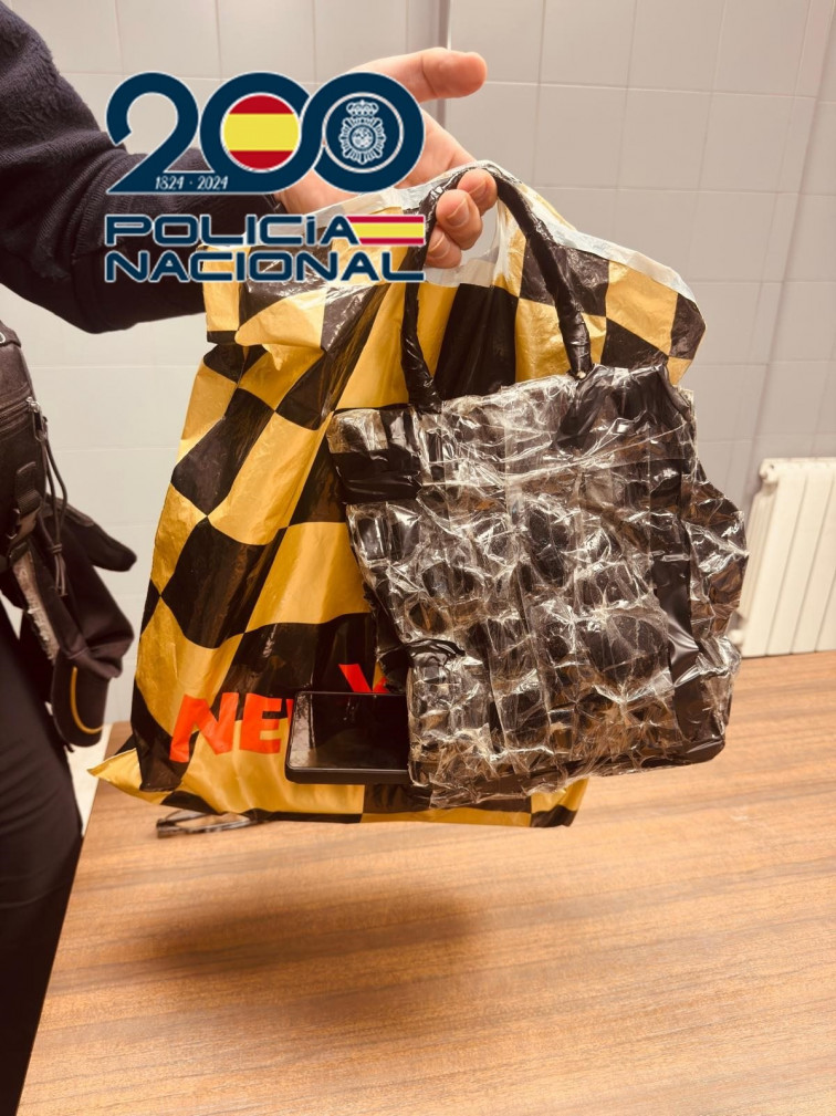 Upskirting en Pontevedra: detenido un sospechoso de grabar por debajo de faldas en Centro Comercial A Barca