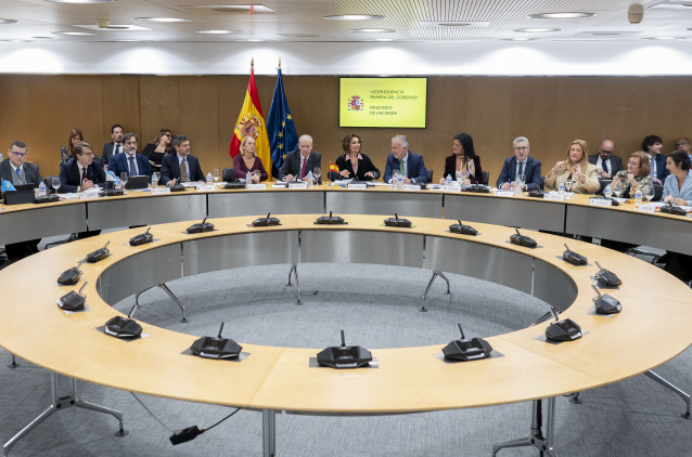 La vicepresidenta primera y ministra de Hacienda, María Jesús Montero (6i), y el ministro de Política Territorial y Memoria Democrática, Ángel Víctor Torres (5d), durante el Consejo de Política Fiscal y Financiera (CPFF), a 14 de enero de 2026, en Madrid